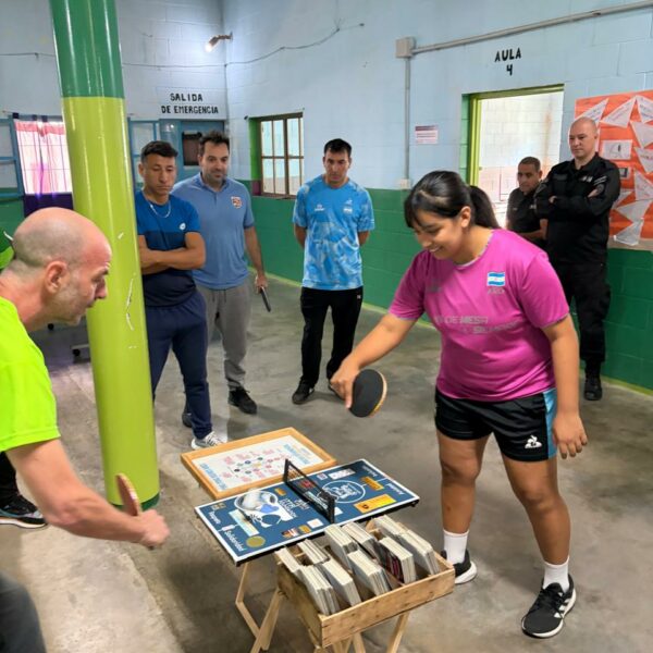 Alma Marcial llevó el tenis de mesa a una cárcel de Florencio Varela en una jornada de inclusión y deporte