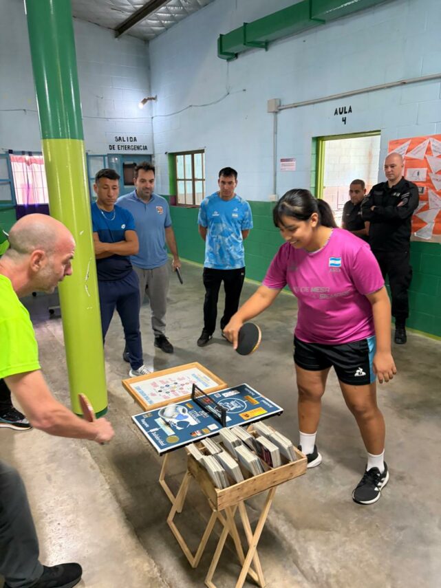 Alma Marcial llevó el tenis de mesa a una cárcel de Florencio Varela en una jornada de inclusión y deporte