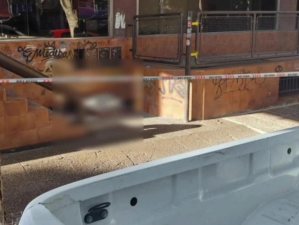 Hallan a una persona en situación de calle muerta frente a la Biblioteca Mariano Moreno de Bernal