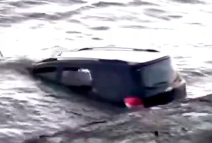 Costanera: una camioneta cayó al Río de la Plata y los pescadores rescataron a una mujer y su hija