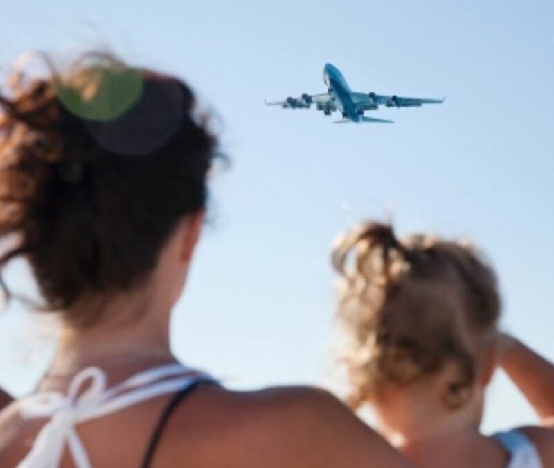 Un juzgado de Familia autorizó a una niña a viajar al exterior con su madre sin el permiso del padre, quien la había abandonado