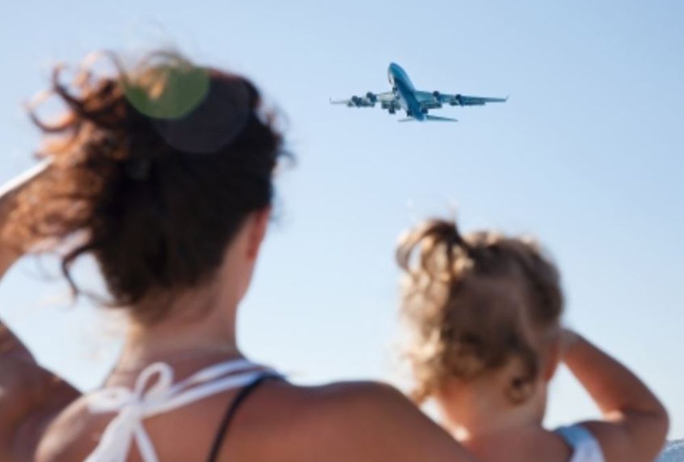 Un juzgado de Familia autorizó a una niña a viajar al exterior con su madre sin el permiso del padre, quien la había abandonado