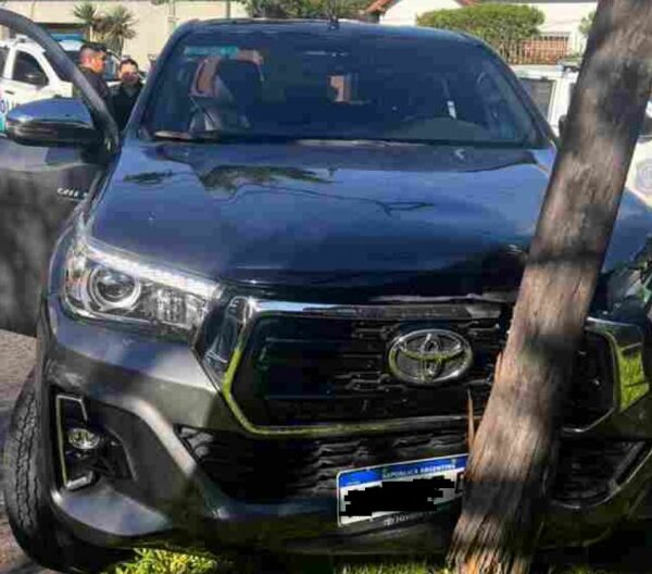 Persecución, tiros y choque: detuvieron a dos delincuentes tras robar una camioneta