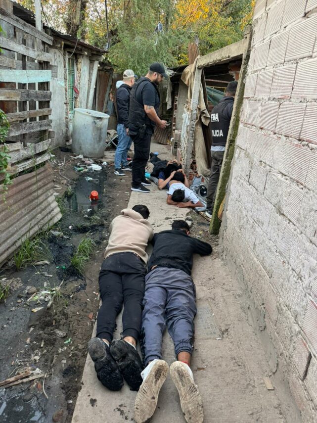 Operativo en Villa Azul: atrapan a dealer con casi 500 dosis de cocaína y un menor armado