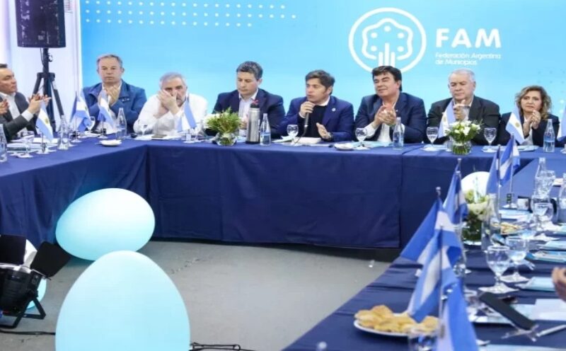 Intendentes le reclamarán a Caputo por los fondos retenidos y Kicillof se suma al pedido