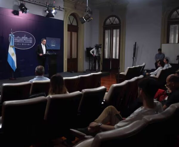 La Casa Rosada prohibió el acceso a periodistas de medios que publicaron notas de la campaña de espionaje ruso contra Milei