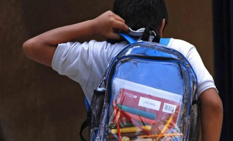 Las escuelas prohíben las mochilas ante las amenazas de tiroteos