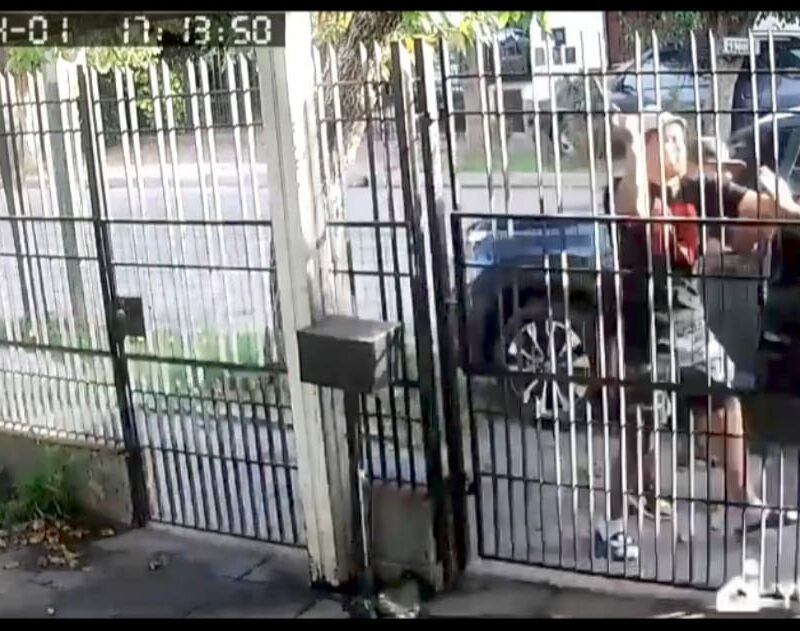 Entradera en Villa Centenario: golpearon a un vecino para robarle el auto en pleno horario de salida escolar