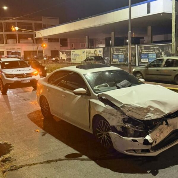 Cuatro heridos tras un choque entre un auto y una camioneta en Mitre y Hernández