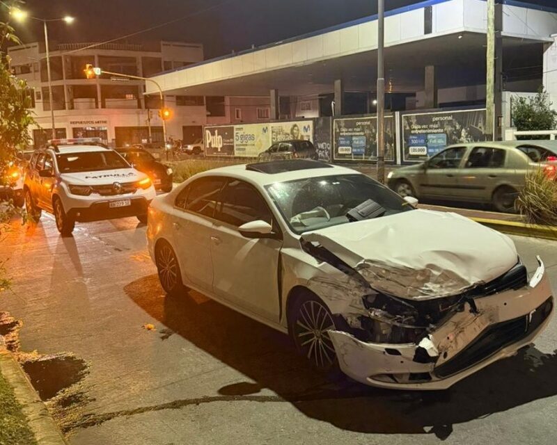 Cuatro heridos tras un choque entre un auto y una camioneta en Mitre y Hernández