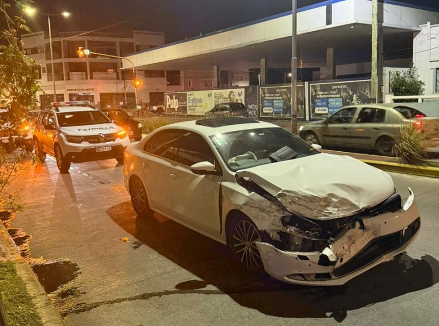 Cuatro heridos tras un choque entre un auto y una camioneta en Mitre y Hernández