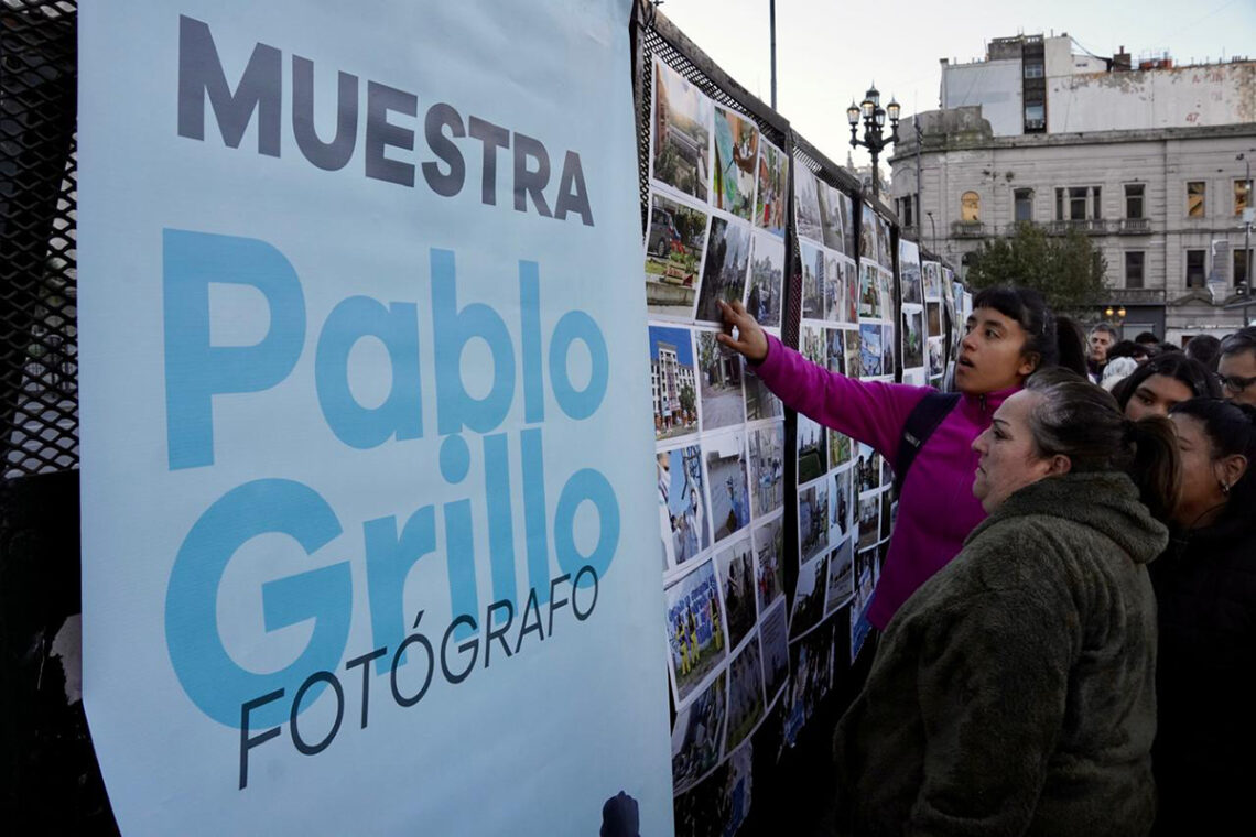 La muestra de Pablo Grillo censurada en el Senado se exhibió frente al Congreso