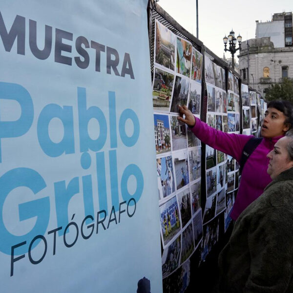 La muestra de Pablo Grillo censurada en el Senado se exhibió frente al Congreso