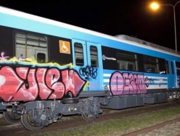 Desbarataron una banda acusada de vandalizar trenes del Roca: secuestraron aerosoles, drones y marihuana