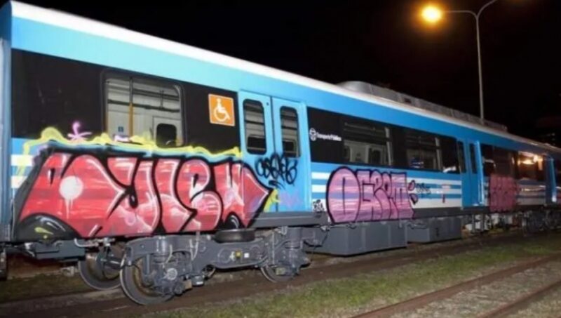Desbarataron una banda acusada de vandalizar trenes del Roca: secuestraron aerosoles, drones y marihuana