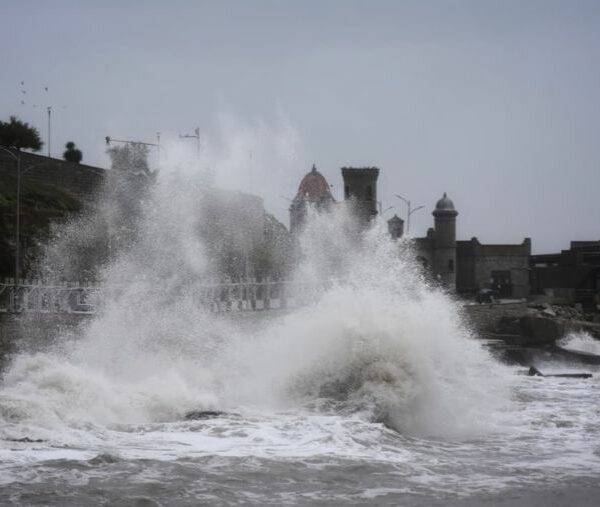 Alarma en La Costa: el paso de un ciclón provocó olas de siete metros, destrozos e inundaciones