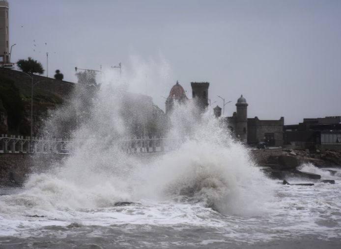 Alarma en La Costa: el paso de un ciclón provocó olas de siete metros, destrozos e inundaciones