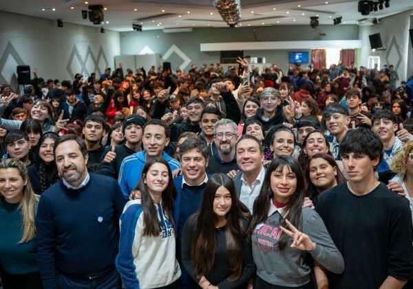 Andrés Watson, Axel Kicillof y estudiantes varelenses debatieron sobre salud mental