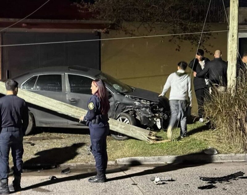Violento choque entre dos autos en Quilmes Oeste dejó siete heridos que debieron ser rescatados por los bomberos