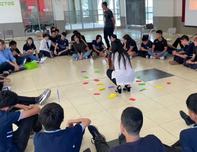 Presentan una ley para que las escuelas intervengan ante noviazgos violentos