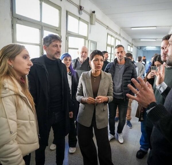Mayra Mendoza participó de una entrega de insumos en escuelas técnicas