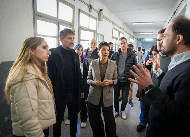 Mayra Mendoza participó de una entrega de insumos en escuelas técnicas