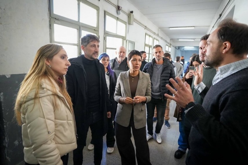 Mayra Mendoza participó de una entrega de insumos en escuelas técnicas