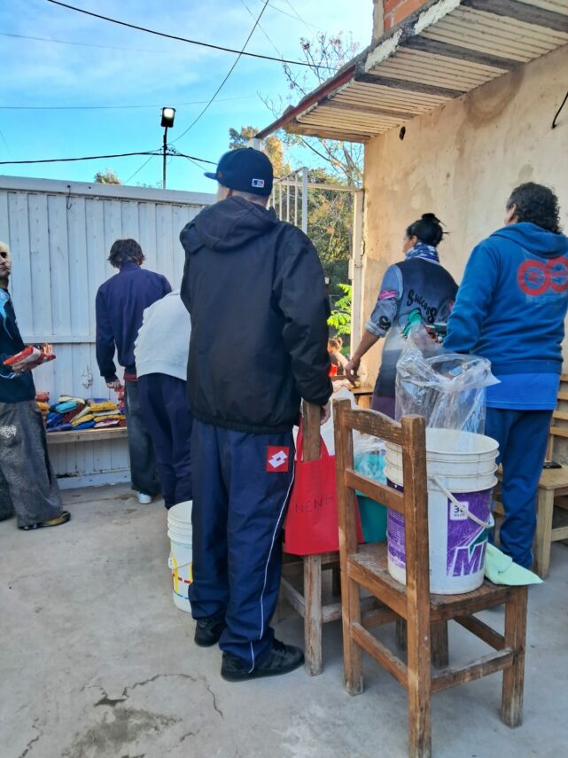Solidaridad en Quilmes: familias del comedor “Mamás de la Ribera” recibieron donaciones tras el festival “De Frente Mal”