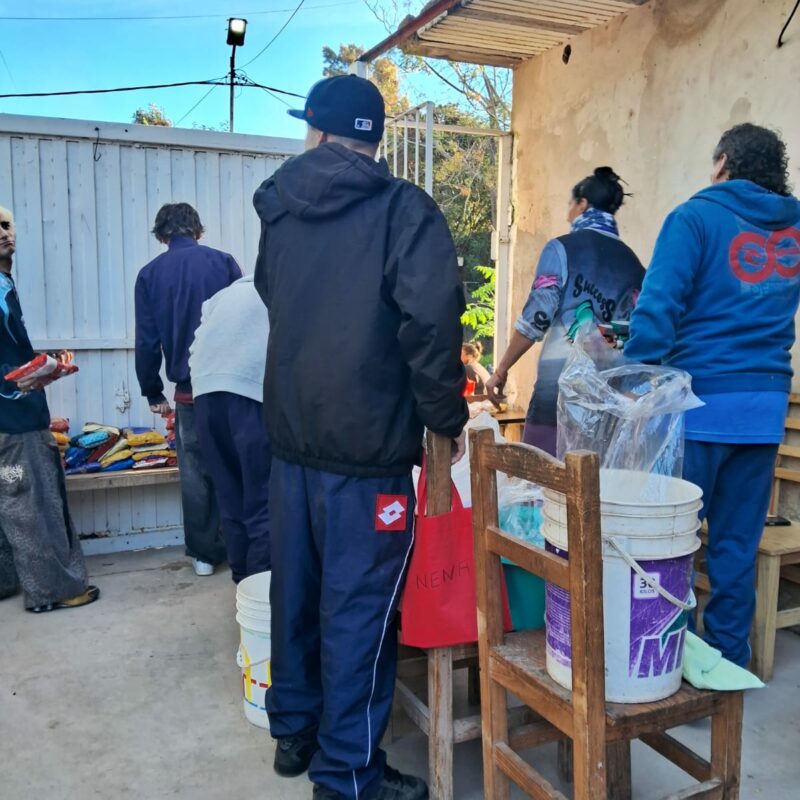 Solidaridad en Quilmes: familias del comedor “Mamás de la Ribera” recibieron donaciones tras el festival “De Frente Mal”