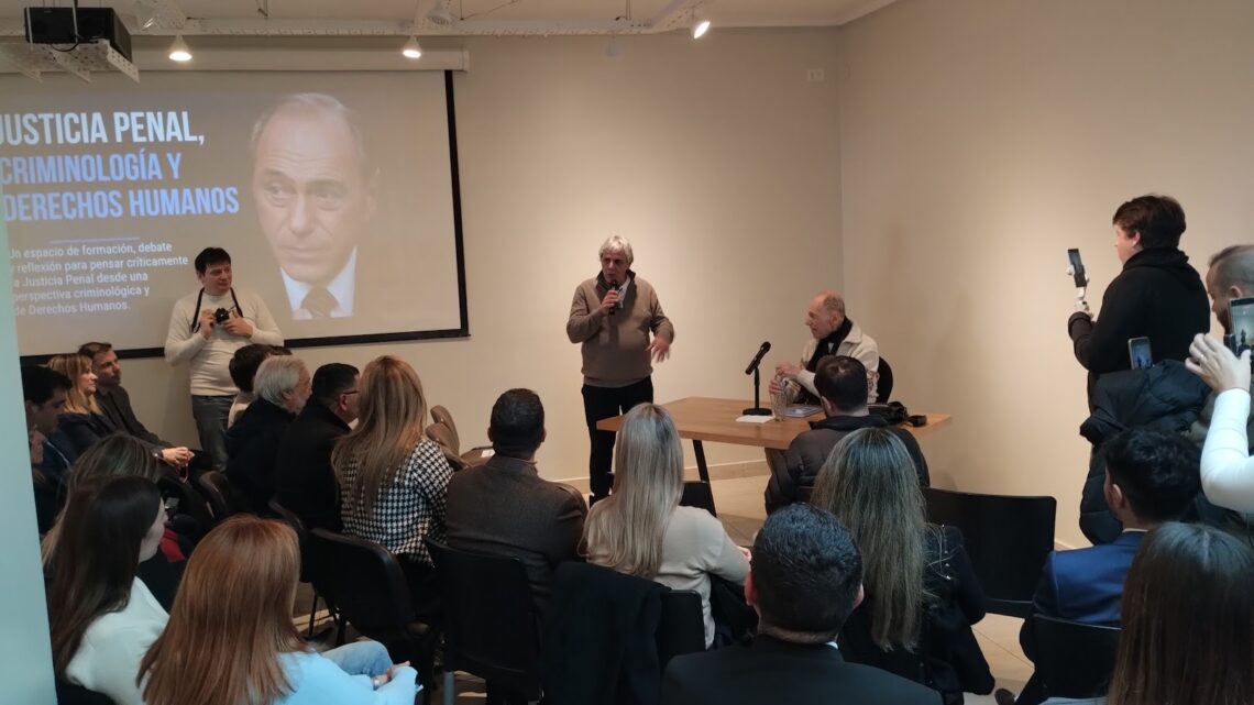 “Nunca vivimos un momento de involución como el actual desde la vuelta de la Democracia”, afirmó Zaffaroni en la AJB Quilmes