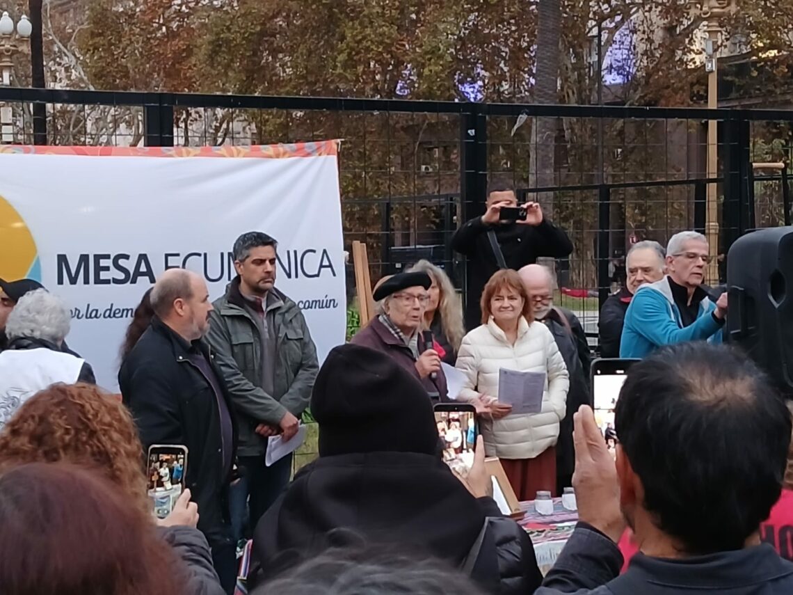 Ayuno y oración en Plaza de Mayo de sacerdotes y organizaciones sociales contra medidas de ajuste