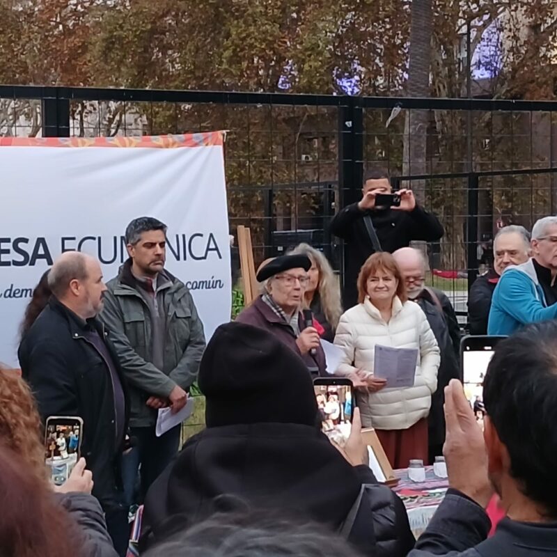 Ayuno y oración en Plaza de Mayo de sacerdotes y organizaciones sociales contra medidas de ajuste