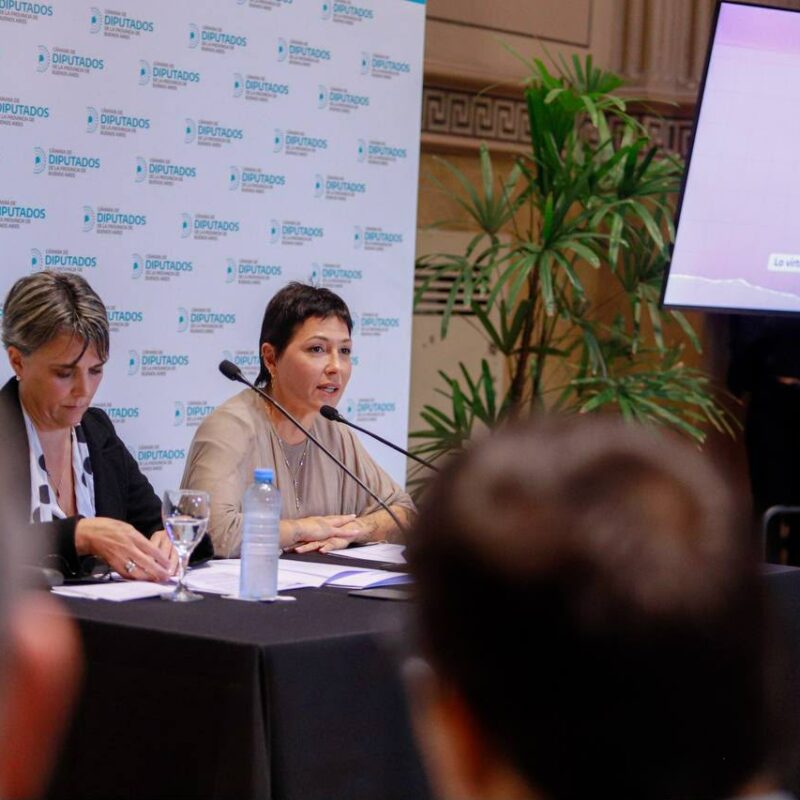 Mayra Mendoza presentó la Ley EMA para prevenir la violencia digital en las escuelas bonaerenses