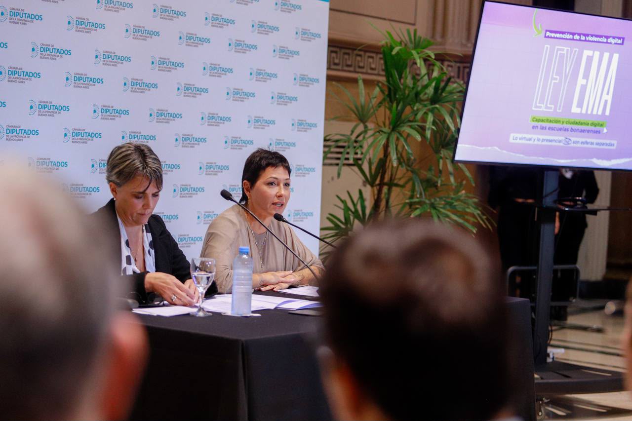 Mayra Mendoza presentó la Ley EMA para prevenir la violencia digital en las escuelas bonaerenses