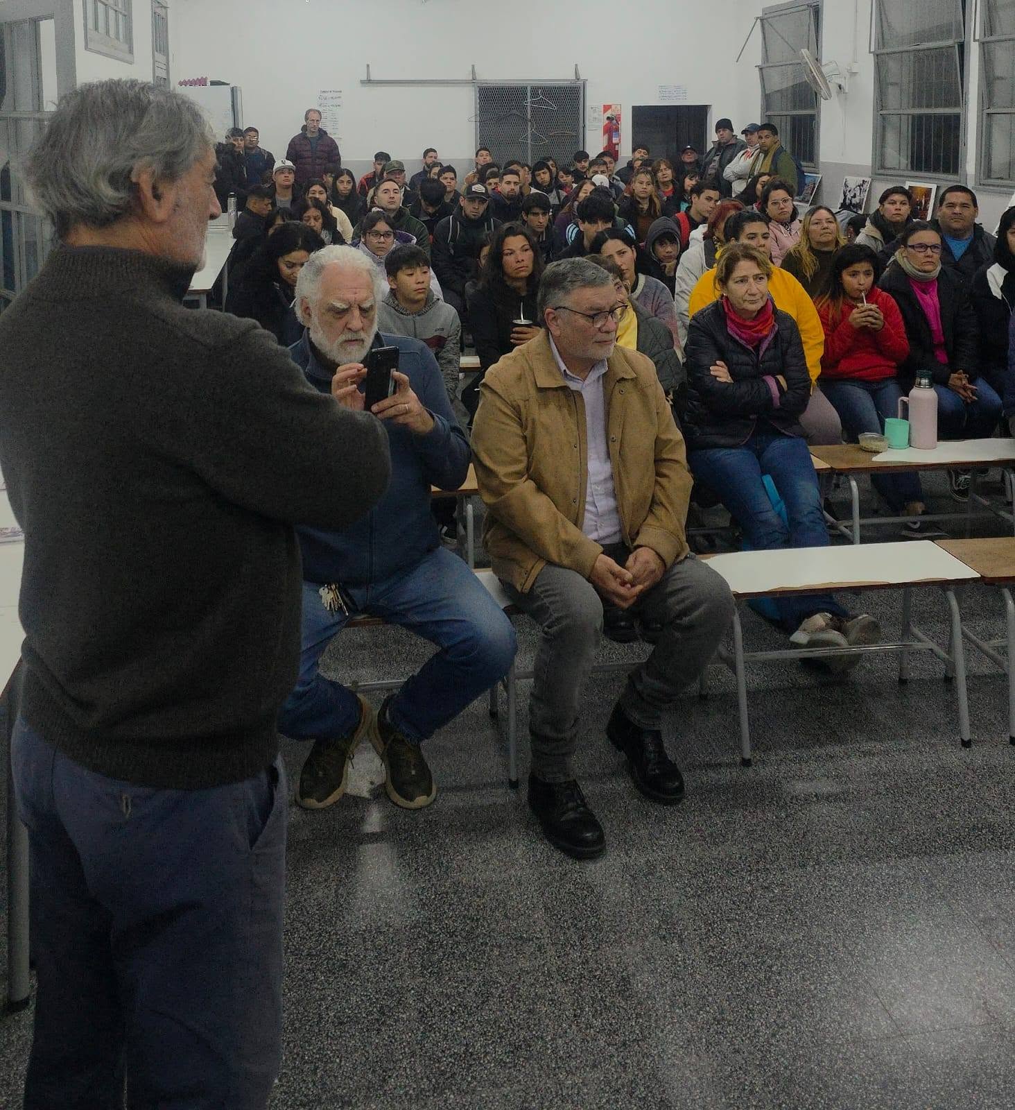 Don Bosco: se inauguró la muestra fotográfica “Locas y Atrevidas Madres” en el CENS N° 454
