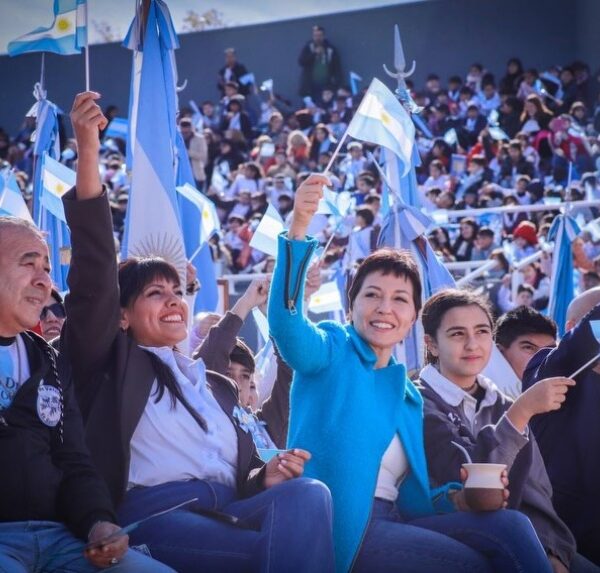 Mayra Mendoza y Eva Mieri junto a estudiantes quilmeños que prometieron Lealtad a la Bandera 2026