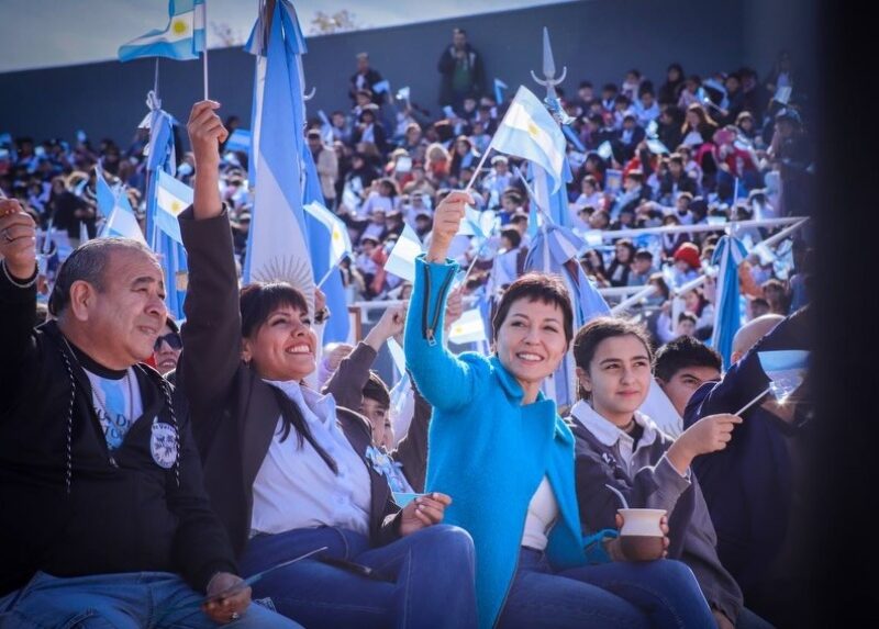 Mayra Mendoza y Eva Mieri junto a estudiantes quilmeños que prometieron Lealtad a la Bandera 2026