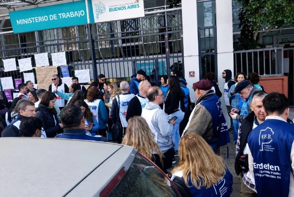 Los docentes reclamaron una “urgente recomposición salarial” tras las paritarias sin oferta de la Provincia