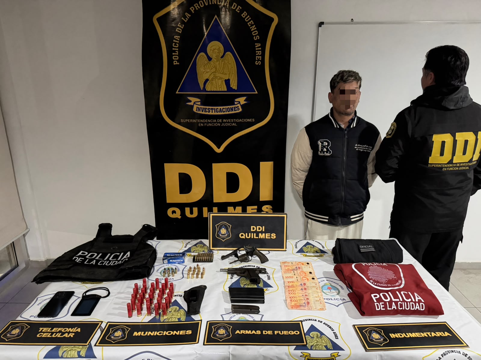 Bernal Oeste: con el Grupo Halcón y gases lacrimógenos, detuvieron a un prófugo armado que atrincheró a su familia