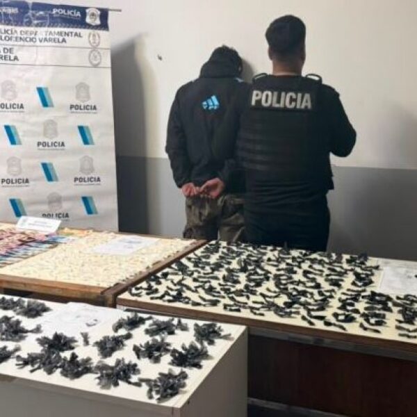 Detuvieron a un joven y secuestraron más de 650 dosis de droga en allanamientos
