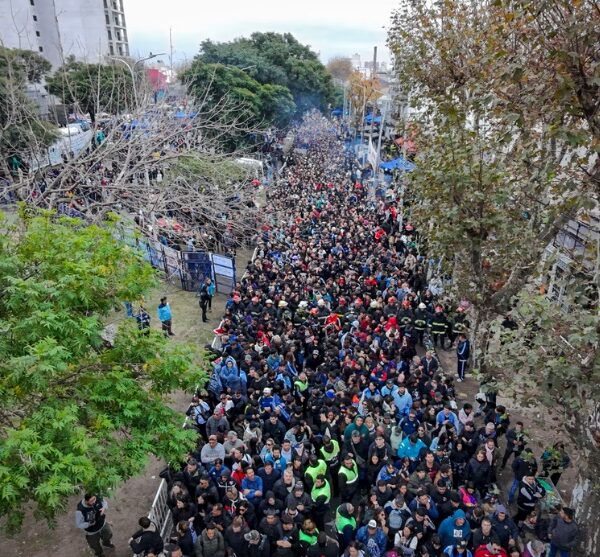 Una multitud despide al Indio Solari en Avellaneda y el último adiós finalizó a las 4 de hoy