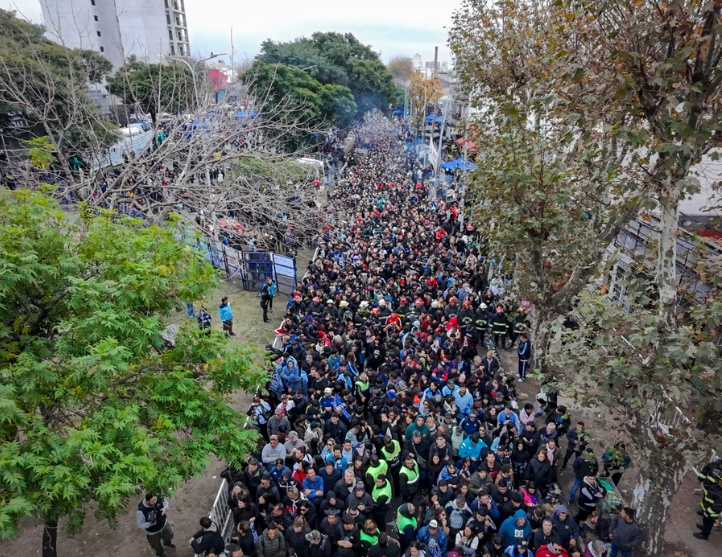 Una multitud despide al Indio Solari en Avellaneda y el último adiós finalizó a las 4 de hoy