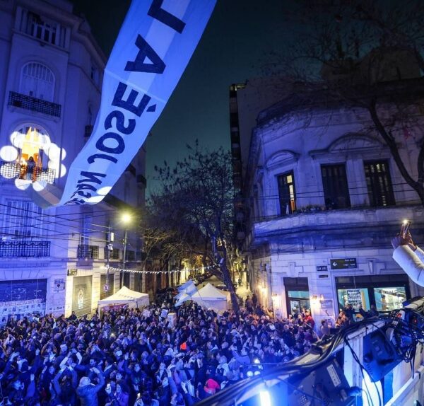 Militantes y vecinos de Quilmes participaron de una caravana en apoyo a Cristina Fernández de Kirchner