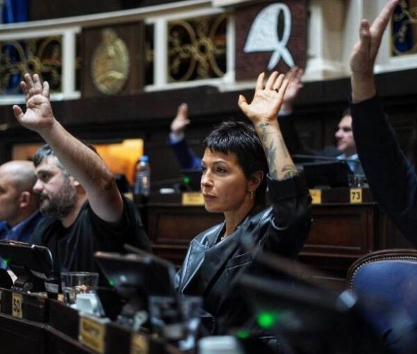 Mayra Mendoza: “la oposición le da la espalda a los municipios bonaerenses”