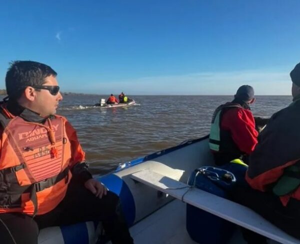 Encontraron objetos en el Río de la Plata y reorientan la búsqueda de los pescadores desaparecidos