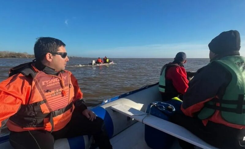 Encontraron objetos en el Río de la Plata y reorientan la búsqueda de los pescadores desaparecidos
