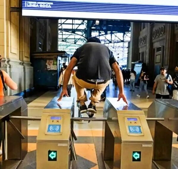 Implementaron patrullas de control en el Tren Roca para multar a los trabajadores