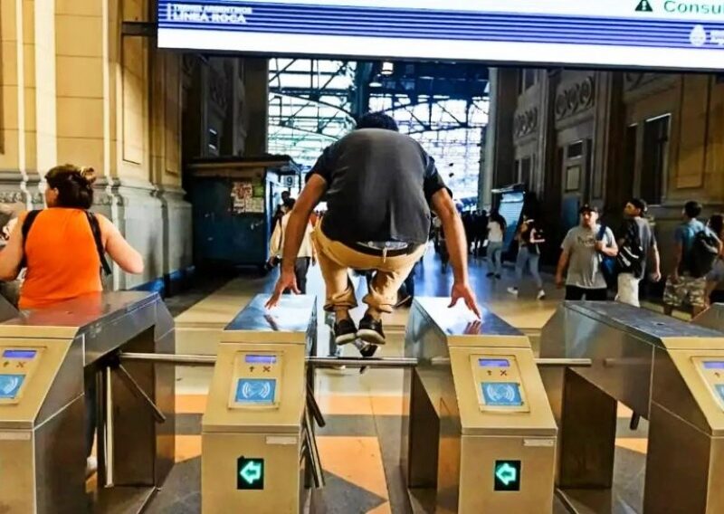 Implementaron patrullas de control en el Tren Roca para multar a los trabajadores