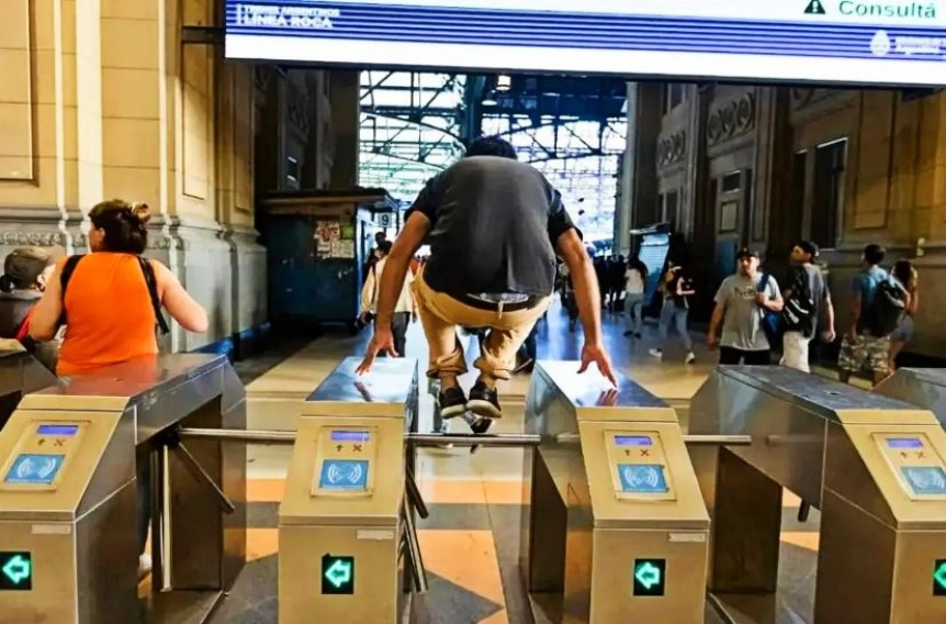 Implementaron patrullas de control en el Tren Roca para multar a los trabajadores