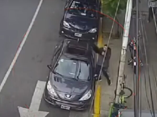 Avellaneda: arrancó el techo solar de un auto en plena avenida Mitre, se lo llevó abajo del brazo y fue detenido
